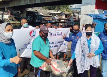 WIMA-Ocean Week Beri Bantuan Sembako ke Warga Kampung Nelayan