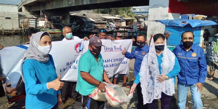 WIMA-Ocean Week Beri Bantuan Sembako ke Warga Kampung Nelayan