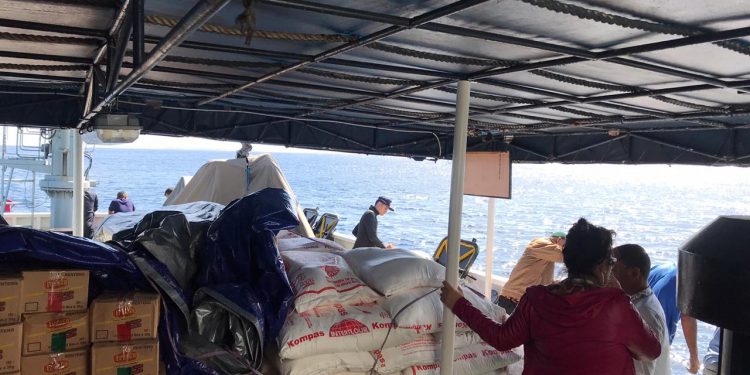 KN. Salawaku Bantu Pemkot Tual Sebarkan Sembako