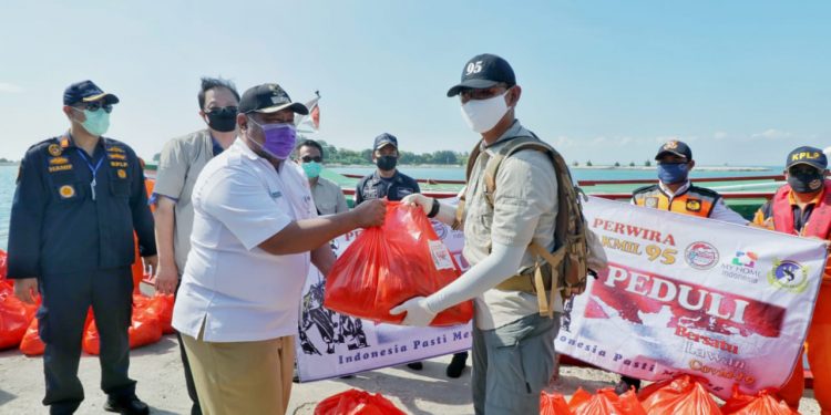 Warga Pulau Lancang Dapat Bantuan Sembako dari PLP Tanjung Priok