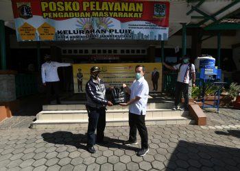 Pelindo II-Kejaksaan Bagikan Sembako ke Masyarakat Muara Angke