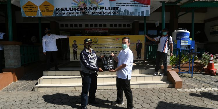 Pelindo II-Kejaksaan Bagikan Sembako ke Masyarakat Muara Angke