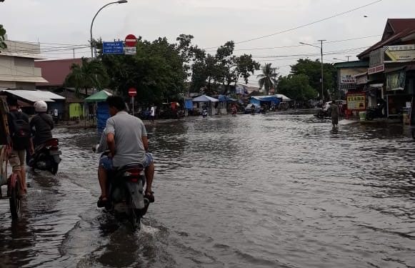 Pemkot & Pelindo Belawan Tak Peduli, Banjir Rob Ganggu Perekonomian