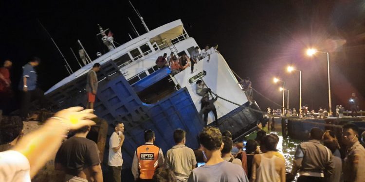 Kapal Milik DLU Kandas, Seluruh Penumpang Selamat