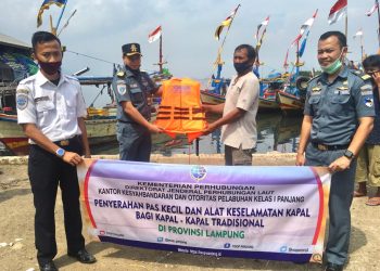 265 Pas Kecil Diserahkan ke Pemilik Kapal di Lampung