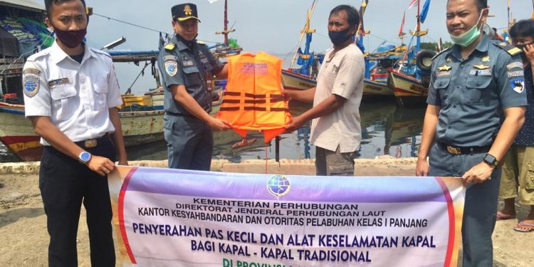 265 Pas Kecil Diserahkan ke Pemilik Kapal di Lampung