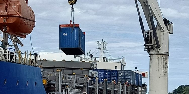 Kegiatan Penumpang di Sibolga Naik