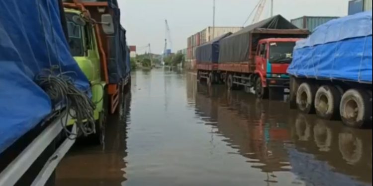 Meski Banjir, Bongkar Muat di Pelabuhan Sunda Kelapa Tetap Lancar