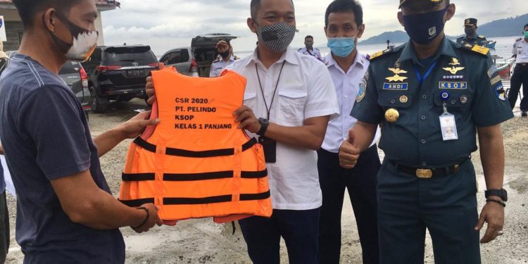 KSOP Panjang Berikan Bantuan Alat Keselamatan Kapal