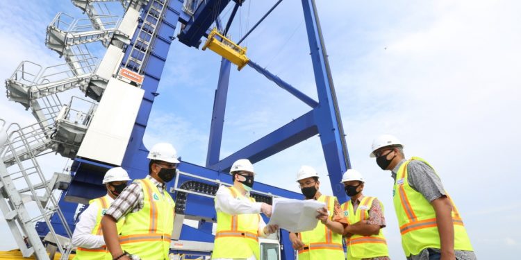 Arus Petikemas Lewat Kuala Tanjung Tumbuh