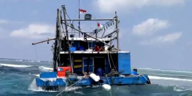 Mesin Kapal Mati, 10 ABK Terdampar