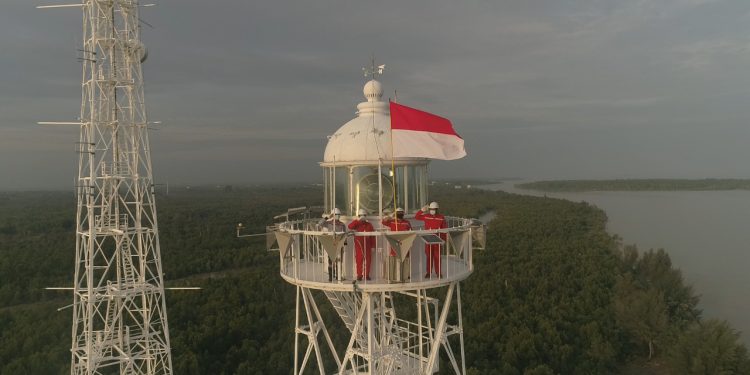 Disnav Dumai Kibarkan Merah Putih di Menara Suar Setinggi 55 M