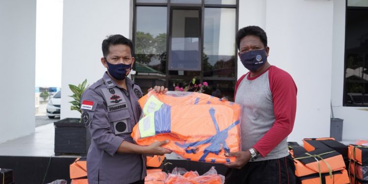 KSOP Tarakan Bagikan Life Jacket