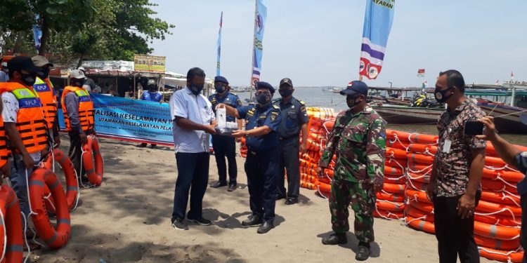 Sosialisasi Keselamatan, Hubla Bagikan Alat Kesehatan di Tanjung Pasir