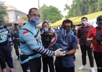 Syahbandar Priok Bagikan Sembako ke Warga Terdampak Corona