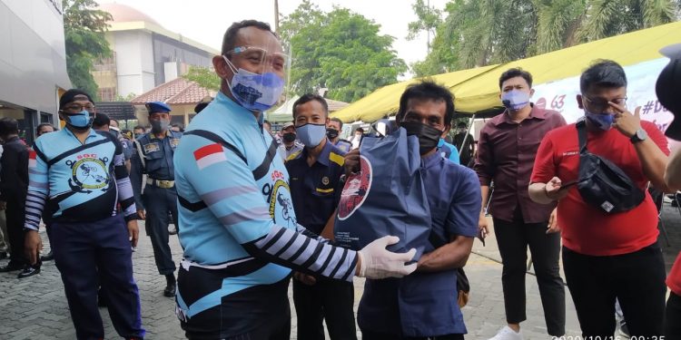 Syahbandar Priok Bagikan Sembako ke Warga Terdampak Corona