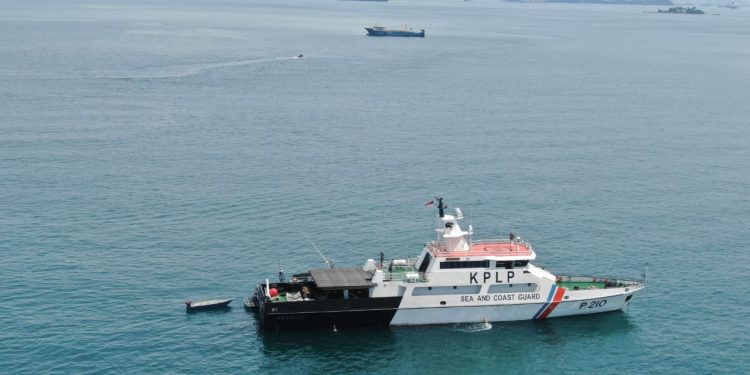 Kapal KPLP Evakuasi Kapal Lu Rong yang Kandas di Takong