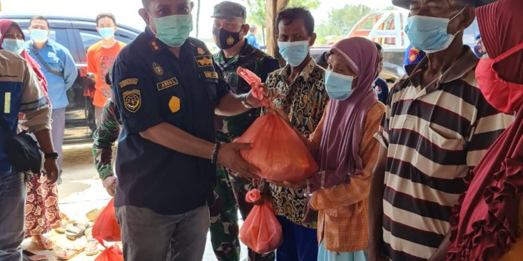 Sosialisasi Keselamatan Pelayaran Sekaligus Bagi Sembako ke Nelayan di Tuban