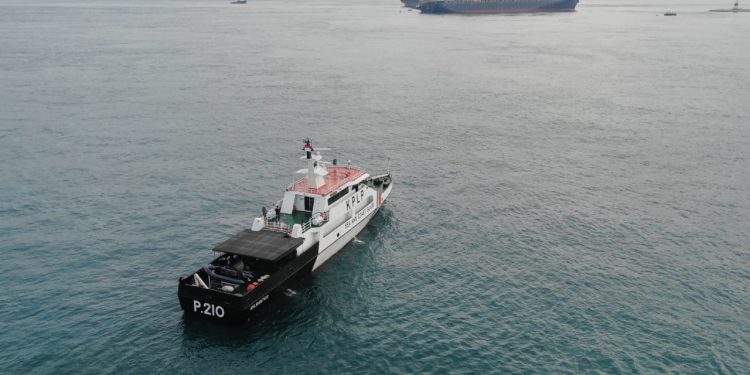 KPLP Kerahkan Dua Kapal Patroli Amankan MV Tina 1 Yang Kandas di Batu