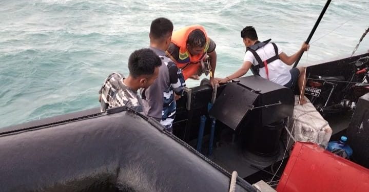 TNI AL Selamatkan ABK KM Rizki Yang Tenggelam di Bangka