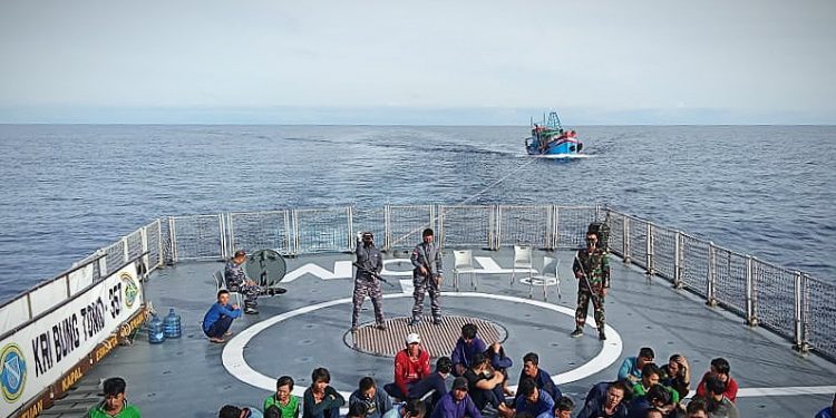 Di Laut Natuna, KRI Bung Tomo Tangkap 7 Kapal Asing