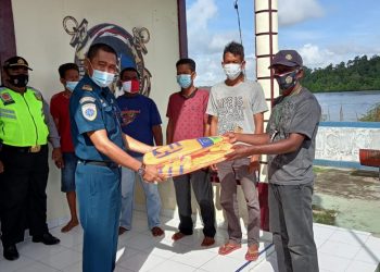 KSOP Tanjung Balai Karimun Bagikan 1.000 Life Jacket