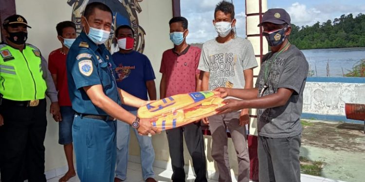 KSOP Tanjung Balai Karimun Bagikan 1.000 Life Jacket