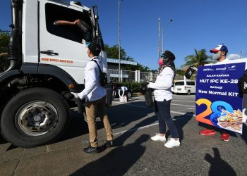 Syukuri HUT, Pelindo II Bagikan Ratusan Juta Rupiah ke Warga