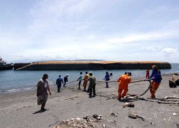 Tongkang Bermuatan Klinker Terbalik di Tanjungwangi