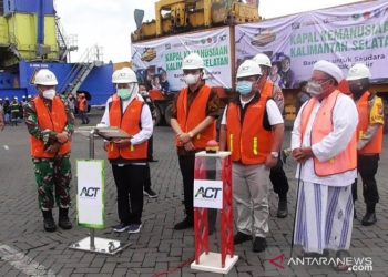 Khofifah Berangkatkan Kapal Kemanusiaan ke Kalsel