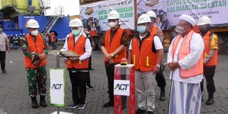 Khofifah Berangkatkan Kapal Kemanusiaan ke Kalsel