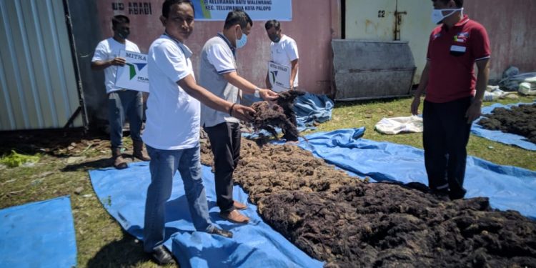 Pelindo IV Salurkan Bantuan TJSL Rp11,96 Miliar MAKASSAR, 1 Januari 2021 – PT Pelabuhan Indonesia IV (Persero) mencatat penyaluran bantuan Program Tanggung Jawab Sosial Lingkungan (TJSL) selama tahun 2020 total sebesar Rp11,96 miliar. Corporate Secretary PT Pelindo IV, Dwi Rahmad Toto mengatakan, total bantuan TJSL yang disalurkan pada tahun lalu terbagi atas penyaluran program kemitraan sebesar Rp5,71 miliar, bantuan sektor pengentasan kemiskinan Rp1,05 miliar, sektor pengembangan sarana dan prasarana umum Rp728,78 juta dan bantuan sektor kesehatan sebesar Rp65,63 juta. “Sementara itu, tahun lalu Pelindo IV juga menyalurkan bantuan sektor bencana alam dan non bencana alam yang disebabkan oleh wabah sebesar Rp2,13 miliar,” sebut Toto. Lalu lanjut dia, pihaknya juga menyalurkan bantuan untuk sektor sarana ibadah sebesar Rp1,66 miliar, bantuan sektor pendidikan senilai Rp445 juta dan bantuan sektor pelestarian alam sejumlah Rp168,86 juta. Toto berujar, bantuan program kemitraan yang disalurkan tahun lalu dalam bentuk pelatihan capacity building kepada mitra binaan dengan beberapa kelompok usaha atau klaster, bekerja sama dengan PT Permodalan Nasional Madani (Persero) atau PNM. “Dalam pelatihan capacity building tersebut, ada beberapa mitra binaan yang terlibat dengan beberapa kelompok usaha atau klaster,” ujarnya. Dia menyebutkan, total bantuan program kemitraan yang diserap mitra binaan untuk pelatihan capacity building sebesar Rp2,15 miliar dan diberikan kepada klaster pertanian (padi) dan klaster perikanan (rumput laut dan tambak udang). Kepada mitra binaan dengan klaster pertanian (padi), bantuan diberikan untuk kelompok usaha padi Situju Tujue di Sidrap. Sedangkan untuk klaster perikanan (rumput laut dan tambak udang), bantuan diberikan kepada kelompok usaha rumput laut Mandiri di Palopo, kelompok usaha rumput laut Aeng Galesong di Takalar, kelompok usaha rumput laut Betoambari di Baubau dan kelompok usaha tambak udang Anggana di Samarinda. Selain memberikan bantuan pelatihan capacity building, PT Pelindo IV pada tahun lalu juga menyalurkan dana bergulir kepada tiga koperasi karyawan (Kopkar) di lingkungan Perseroan. “Yakni Kopkar PT Pelindo IV Kantor Pusat dengan bantuan dana bergulir sebesar Rp2 miliar, Kopkar Tirta Bahari PT Pelindo IV Cabang Balikpapan sebesar Rp1 miliar dan Kopkar Melati PT Pelindo IV Cabang Sorong sebesar Rp500 juta,” kata Toto. Namun menurutnya, para penerima dana bergulir berkewajiban untuk mengangsur setiap bulan dari dana yang diberikan tersebut. “Selain itu, tahun lalu PT Pelindo IV juga memberikan bantuan bina lingkungan yang diberikan kepada Universitas Gadjah Mada (UGM) untuk pembangunan Islamic Center, serta bantuan untuk penanganan Pandemi Covid-19 kepada Yayasan BUMN,” pungkas Toto. Informasi lebih lanjut : Corporate Secretary PT Pelindo IV (Persero) Dwi Rahmad Toto