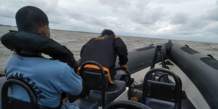 TNI AL Evakuasi 2 Nelayan Terapung di Perairan Untung Jawa