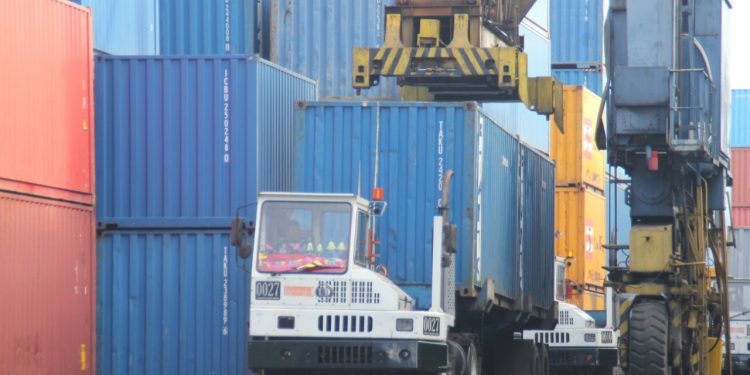 Per Hari Rp 18 Ribu Penumpukan Petikemas di Makassar, Murah Banget..