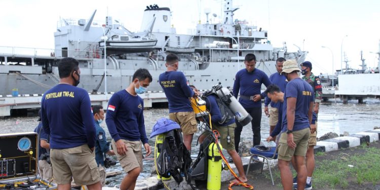 TNI AL Lanjutkan Mencari CVR SJ 182