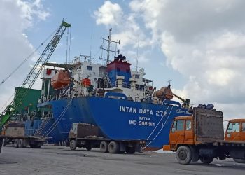 Intan Daya Bongkar 5.000 Ton Coil di Belawan Lama