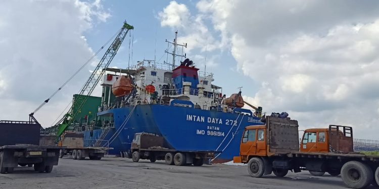 Intan Daya Bongkar 5.000 Ton Coil di Belawan Lama