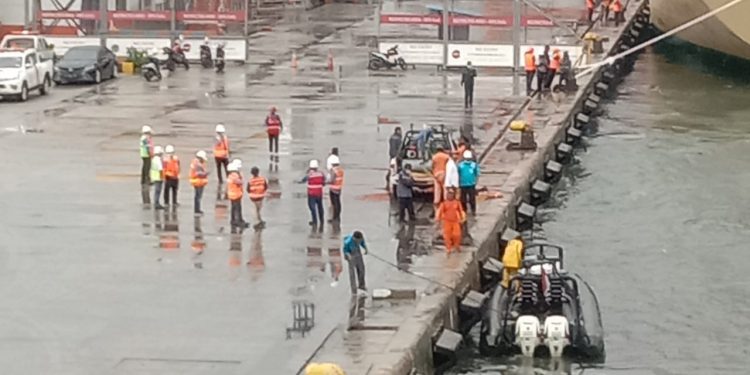 Aktivitas Kembali Normal, Truk dan Kontainer Yang Nyemplung di Priok Berhasil Dievakuasi