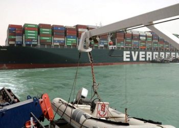 Ever Given Belum Bisa Digeser di Terusan Suez, 321 Kapal Antre