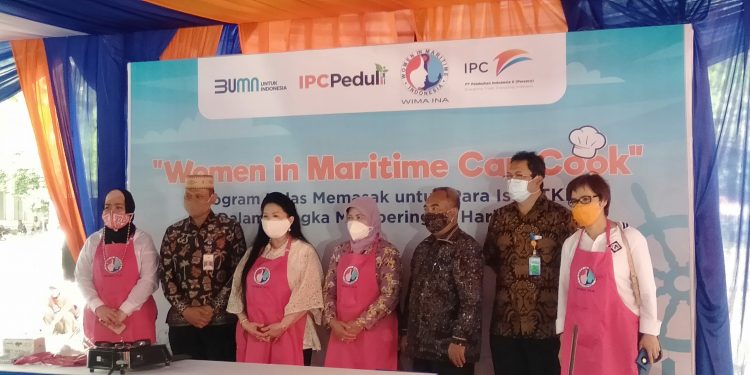 WIMA INA Ajari Masak Para Istri TKBM Priok