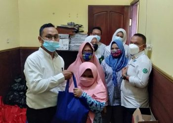 Berlian Pulau Mandangin Berbagi 250 Sembako ke Masyarat