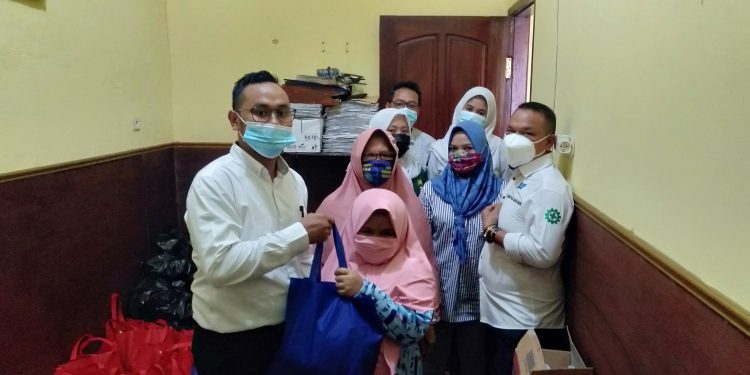 Berlian Pulau Mandangin Berbagi 250 Sembako ke Masyarat