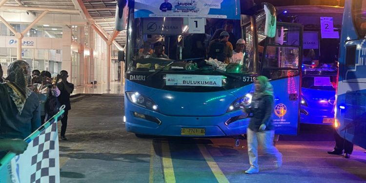 Direksi SPJM Lepas Pemudik Gratis Dari Makassar