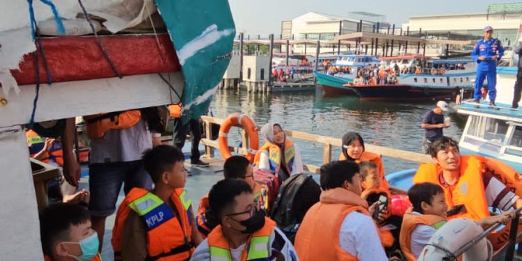 Minggu (23/4), 19 Kapal Dengan 3.030 Penumpang Layari Kali Adem-Pulau Seribu