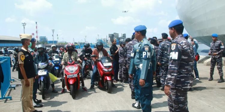KRI Banjarmasin 592 Membawa Ratusan Pemudik Gratis Tiba di Priok