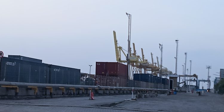 Kegiatan di Tanjung Emas Belum Normal