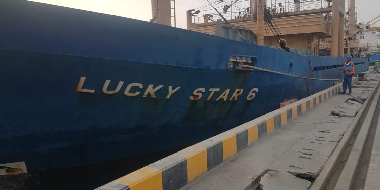 7.300 Ton Beras Impor, Dibongkar di Semarang