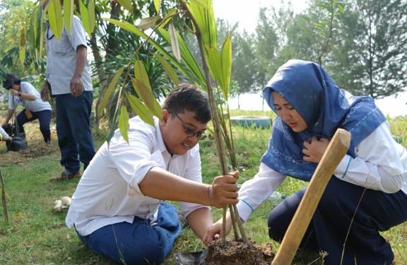 Tanam Ratusan Pohon, TTL Selamatkan Lingkungan