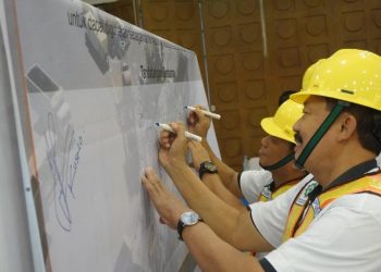 Pelindo Multi Terminal Bagikan APD ke TKBM Tanjung Perak