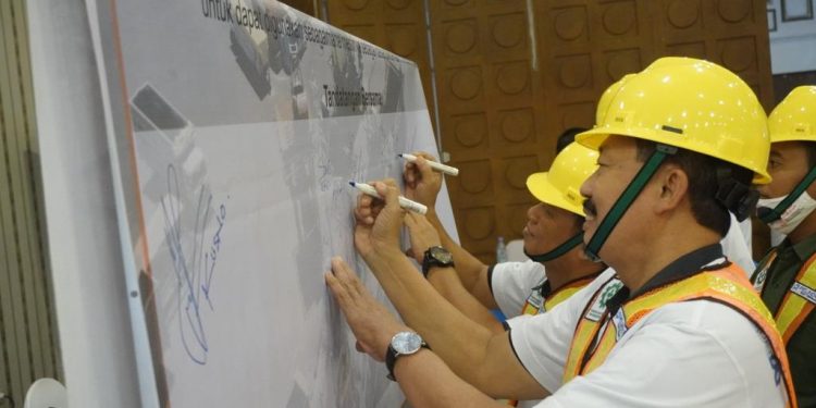 Pelindo Multi Terminal Bagikan APD ke TKBM Tanjung Perak